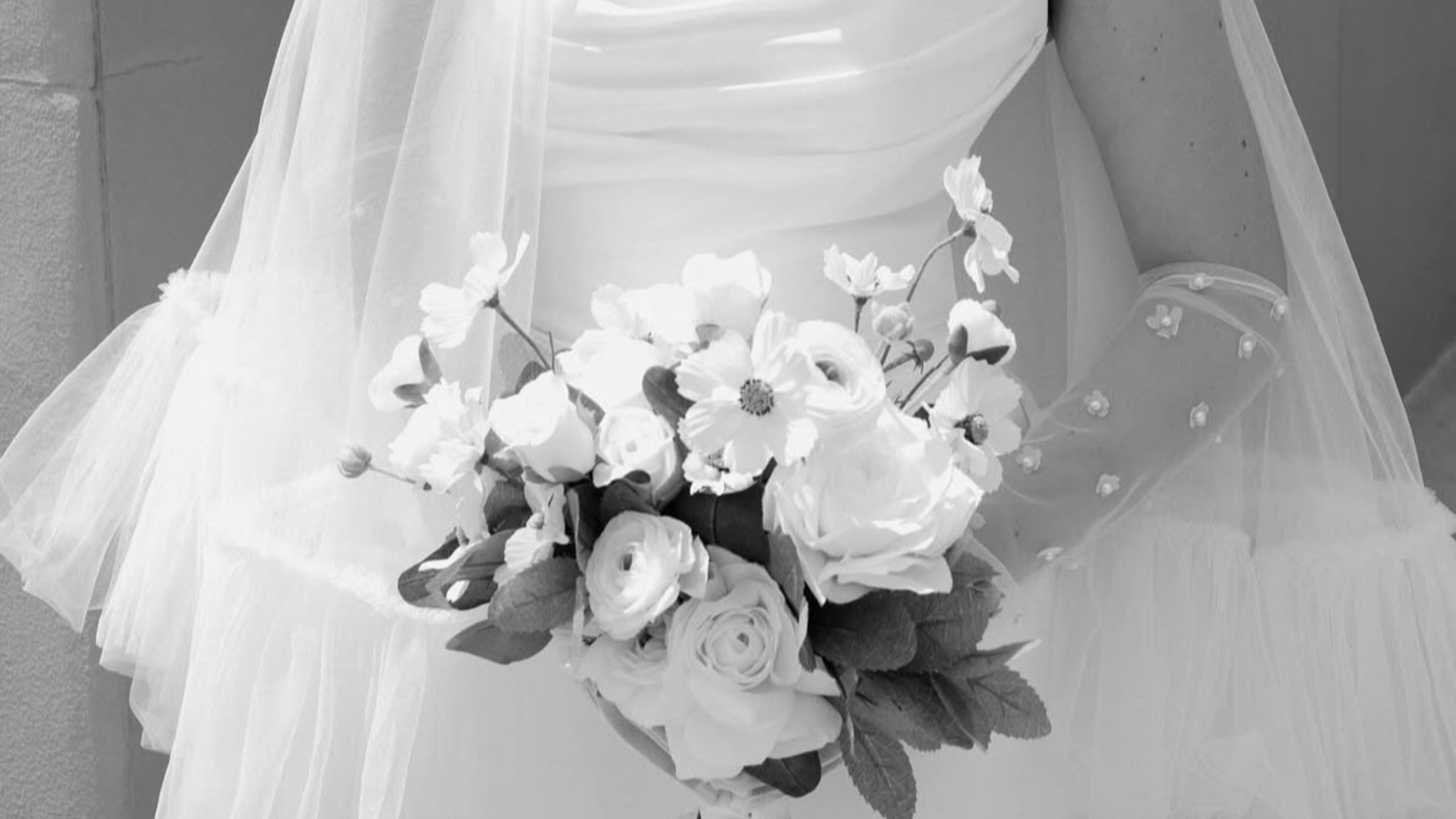 Close up of a bride holding her bouquet